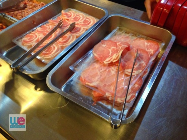 เนื้อสไลซ์ที่เสิร์ฟในร้านชิวเล้า ให้เลือกตักเอง