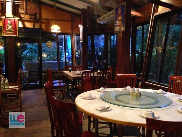 บรรยากาศในร้านระเบียงแก้ว