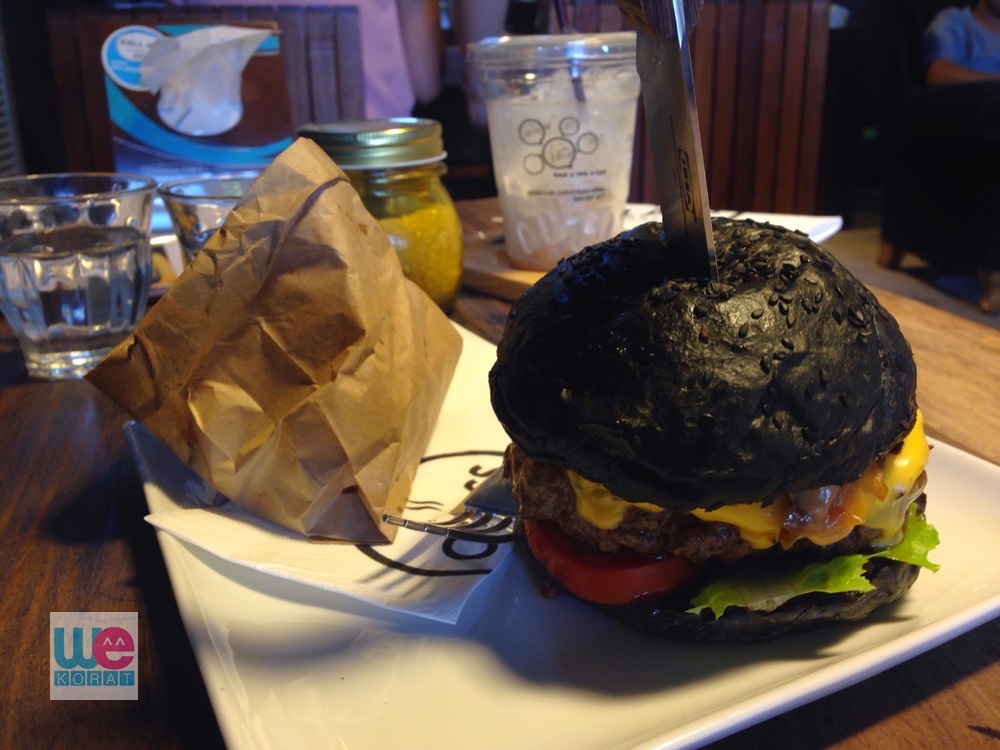 ไปลองเบอร์เกอร์ดำ Scale Burger ที่ร้าน Class WeKorat by Wongnai
